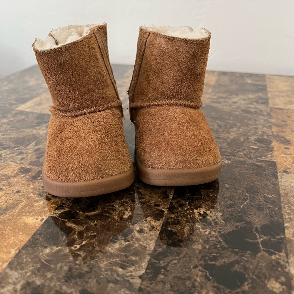 UGG toddler boots size 4/5. In good condition. Minor wear.